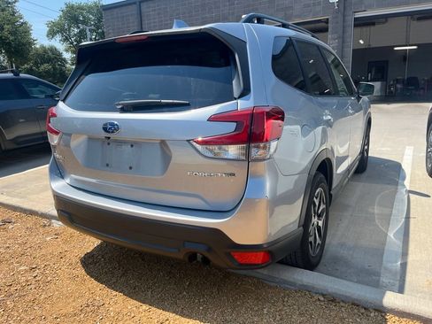 Used 2023 Subaru Forester Premium AWD/4WD image 3