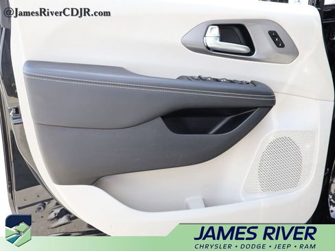 Used 2024 Chrysler Pacifica Touring-L FWD image 20