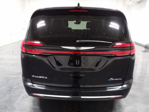 Used 2024 Chrysler Pacifica Limited FWD image 9