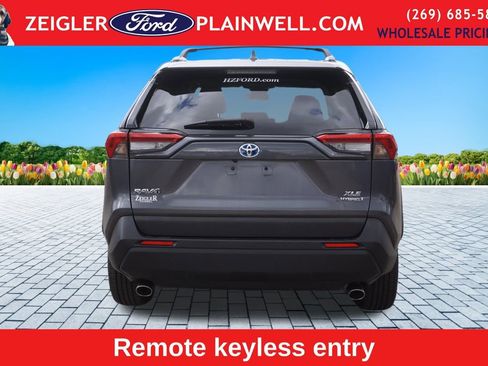 Used 2022 Toyota RAV4 XLE w/ Convenience Package image 4