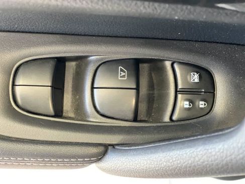 Used 2020 Nissan Rogue SV AWD/4WD image 16