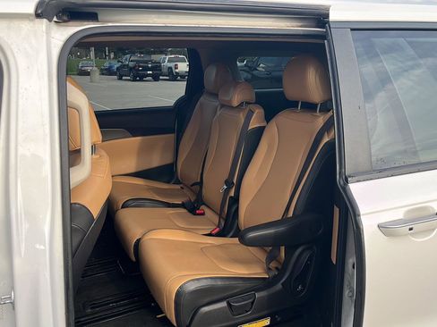 Used 2022 Kia Carnival LX FWD image 25