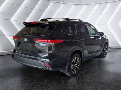 Used 2023 Toyota Highlander XLE image 4