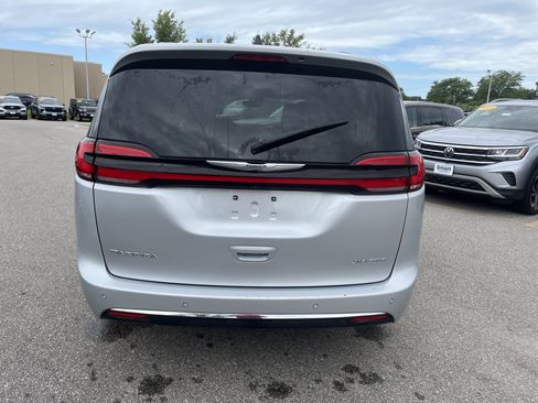 Used 2023 Chrysler Pacifica Limited FWD image 10