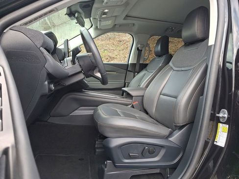 Used 2025 Ford Explorer Active w/ Active Comfort Package AWD/4WD image 13