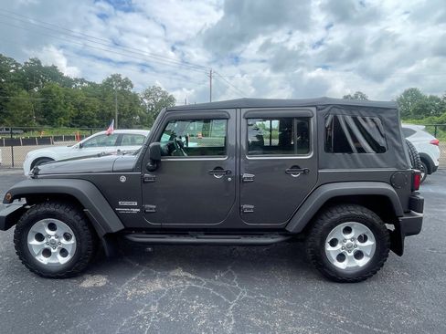 Used 2018 Jeep Wrangler Unlimited Sport AWD/4WD image 3
