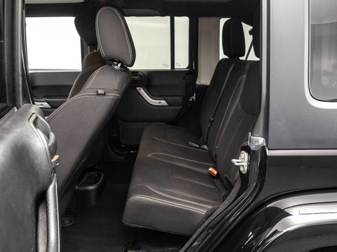 Used 2018 Jeep Wrangler Unlimited Sahara image 29