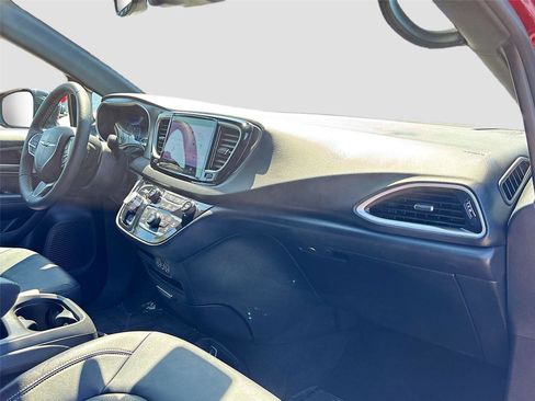 Used 2025 Chrysler Pacifica Select FWD image 29