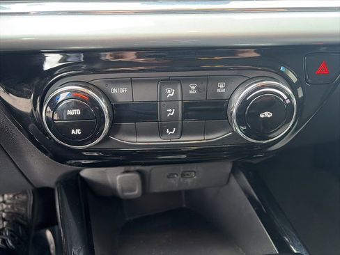 Used 2025 Chevrolet Trax LT FWD image 18