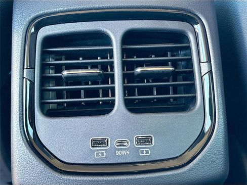 New 2025 VinFast VF 8 Eco AWD/4WD image 24