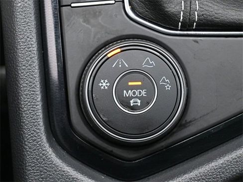 Used 2025 Volkswagen Taos SE w/ Panoramic Sunroof Package image 27