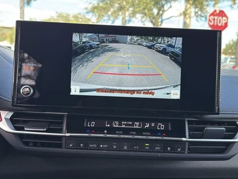 Used 2025 Toyota Sienna Limited image 25