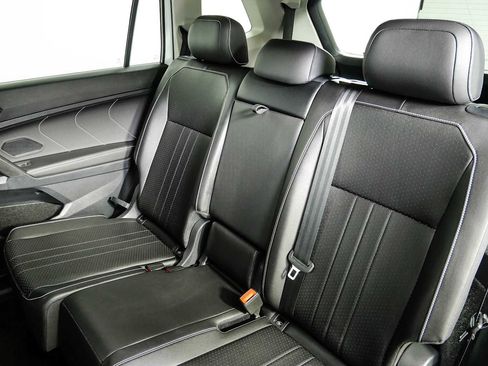 Certified 2024 Volkswagen Tiguan SE FWD image 19