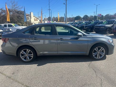 Used 2024 Volkswagen Jetta SE image 6