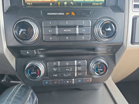 Used 2015 Ford F150 Lariat w/ Equipment Group 502A Luxury AWD/4WD image 20