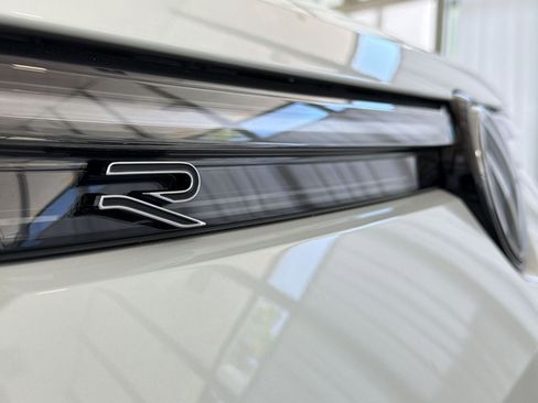 Used 2025 Volkswagen Tiguan SEL R-Line image 38