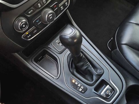 Used 2020 Jeep Cherokee Latitude Plus FWD image 19