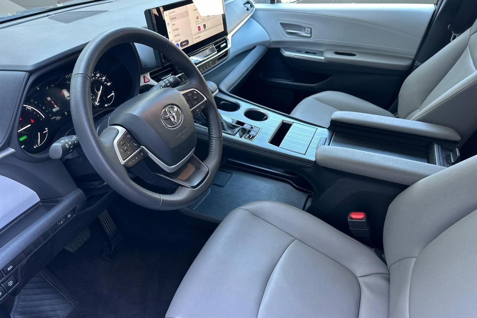 Used 2026 Toyota Sienna XLE FWD image 4