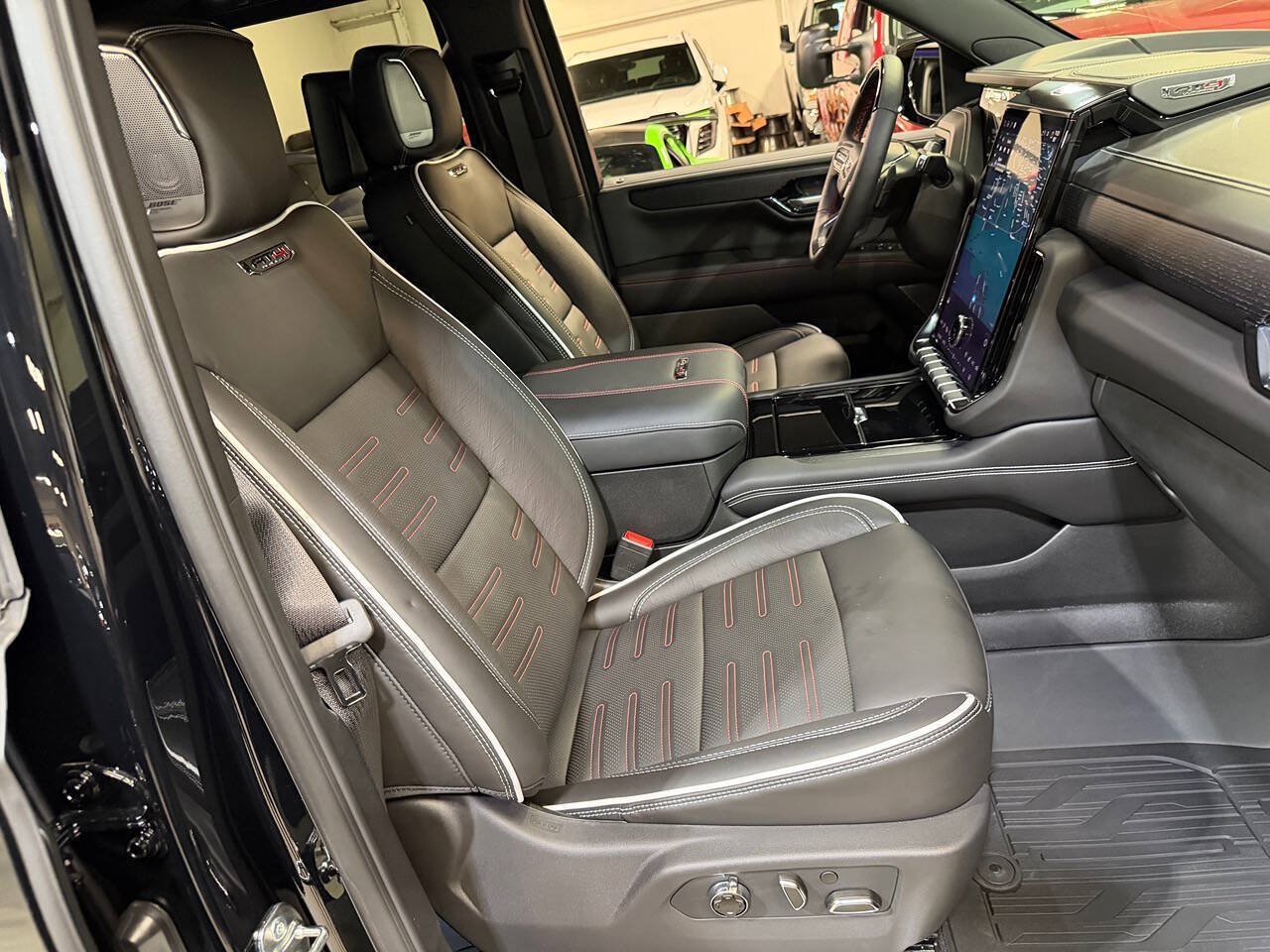 Used 2026 GMC Yukon AT4 Ultimate w/ LPO, Floor Liner Package AWD/4WD image 39