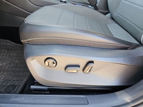Used 2022 Volkswagen Taos SE FWD image 17