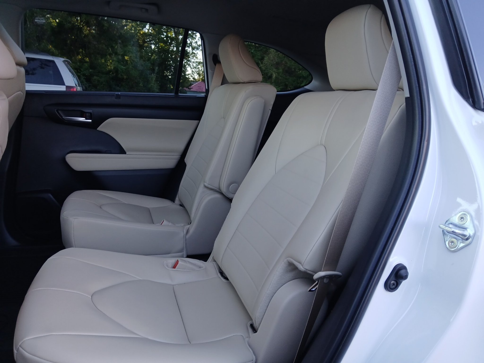 Used 2025 Toyota Highlander XLE FWD image 50