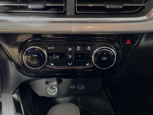 Used 2025 Chevrolet Trax LT w/ LT Convenience Package image 26