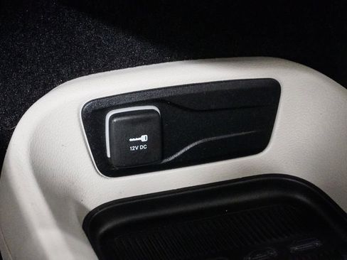 Used 2023 Chrysler Pacifica Touring-L image 23