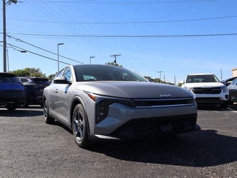 New 2025 Kia K4 LXS image 1