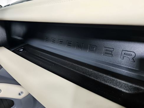 Used 2024 Land Rover Defender 130 X-Dynamic SE image 18