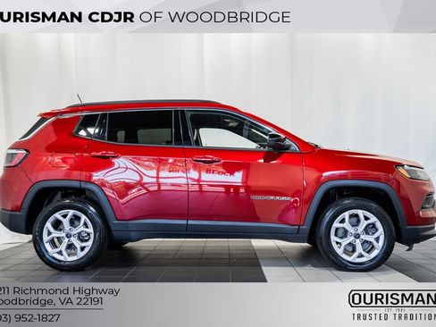 Certified 2025 Jeep Compass Latitude w/ Sun & Sound Group AWD/4WD image 3