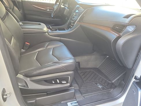 Used 2020 Cadillac Escalade Luxury image 25