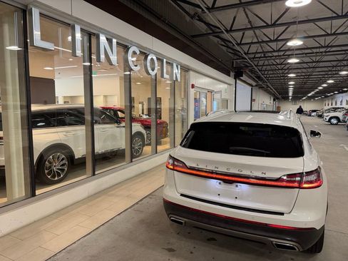 Used 2023 Lincoln Nautilus Reserve AWD/4WD image 5