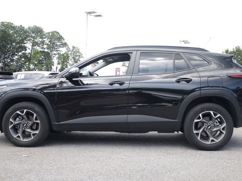 Used 2025 Chevrolet Trax LT FWD image 2