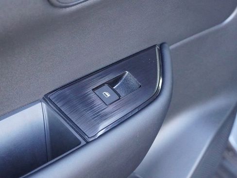 Used 2025 Nissan Rogue S image 17