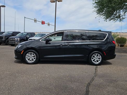 Used 2023 Chrysler Voyager LX FWD image 9