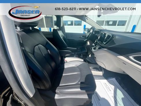 Used 2023 Chrysler Pacifica Touring-L FWD image 27