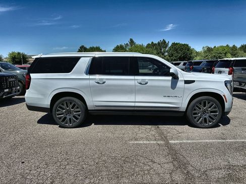 New 2026 GMC Yukon XL Denali Ultimate w/ LPO, Floor Liner Package AWD/4WD image 10
