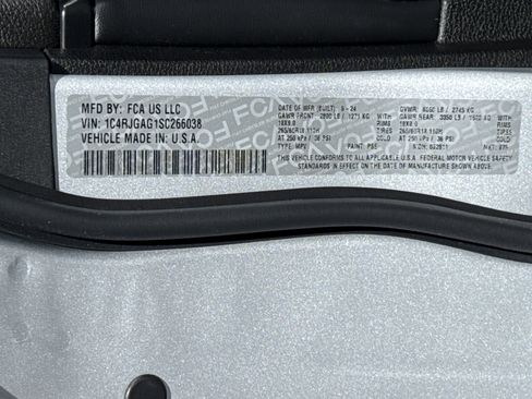 Used 2025 Jeep Grand Cherokee Laredo X image 33