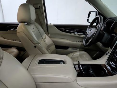 Used 2015 Cadillac Escalade Luxury image 25