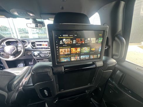 Used 2022 Chrysler Pacifica Touring-L w/ Uconnect Theater Family Group AWD/4WD image 12