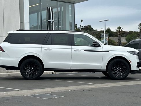 New 2025 Lincoln Navigator L Reserve w/ Jet Appearance Package image 2