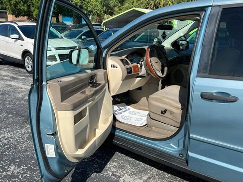 Used 2008 Chrysler Town & Country LX image 9