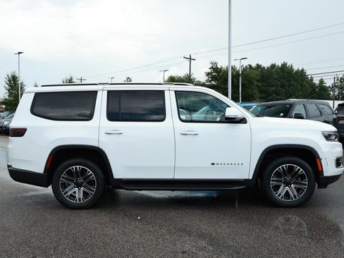 Used 2022 Jeep Wagoneer Series III AWD/4WD image 4
