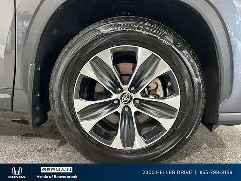 Used 2020 Toyota Highlander XLE AWD/4WD image 12