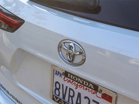 Used 2021 Toyota Highlander Limited image 9