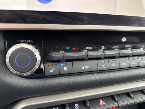 Used 2024 Toyota Tundra Limited image 8