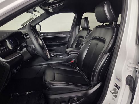 Used 2025 Jeep Grand Cherokee Limited RWD image 10