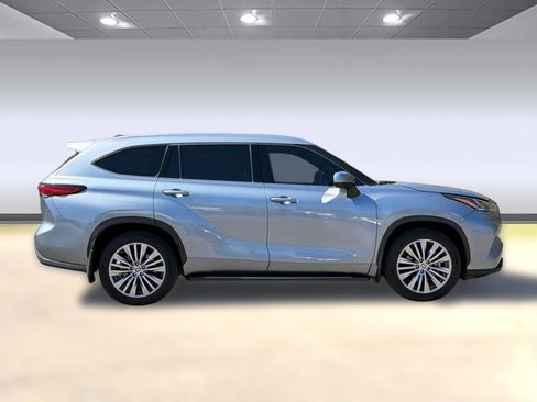 Used 2023 Toyota Highlander Platinum image 8