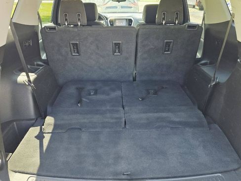 Used 2019 GMC Acadia SLE FWD image 14