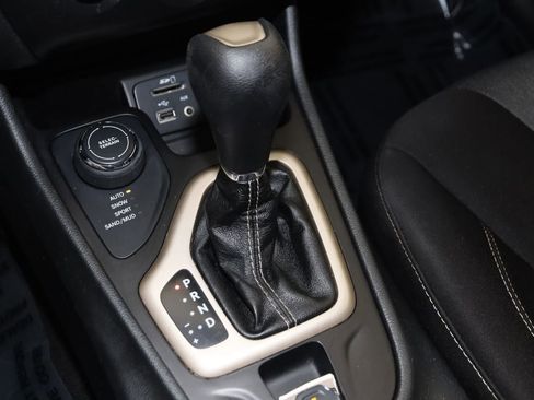 Used 2015 Jeep Cherokee Sport w/ Sport Appearance Group AWD/4WD image 7